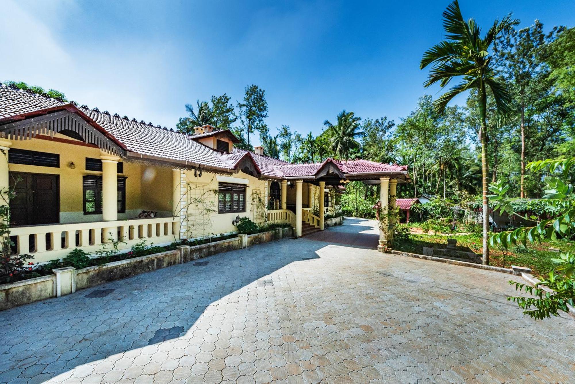 SaffronStays Calamondinn Bungalow Gonikoppal Bagian luar foto
